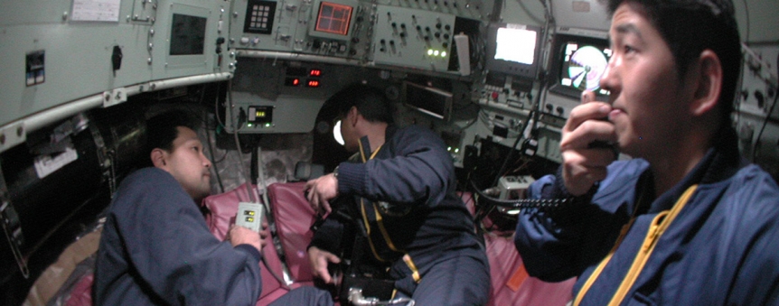 Le pilote Yanagitani (au 1er plan) dans le sous-marin japonais Shinkai 6500 © JAMSTEC