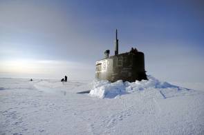 Le sous-marin nucléaire d'attaque USS Connecticut fait surface dans l'océan glacé Arctique durant l'ICEX 2011 © U.S. Navy photo by Mass Communication Specialist 2nd Class Kevin S. O'Brien/Released