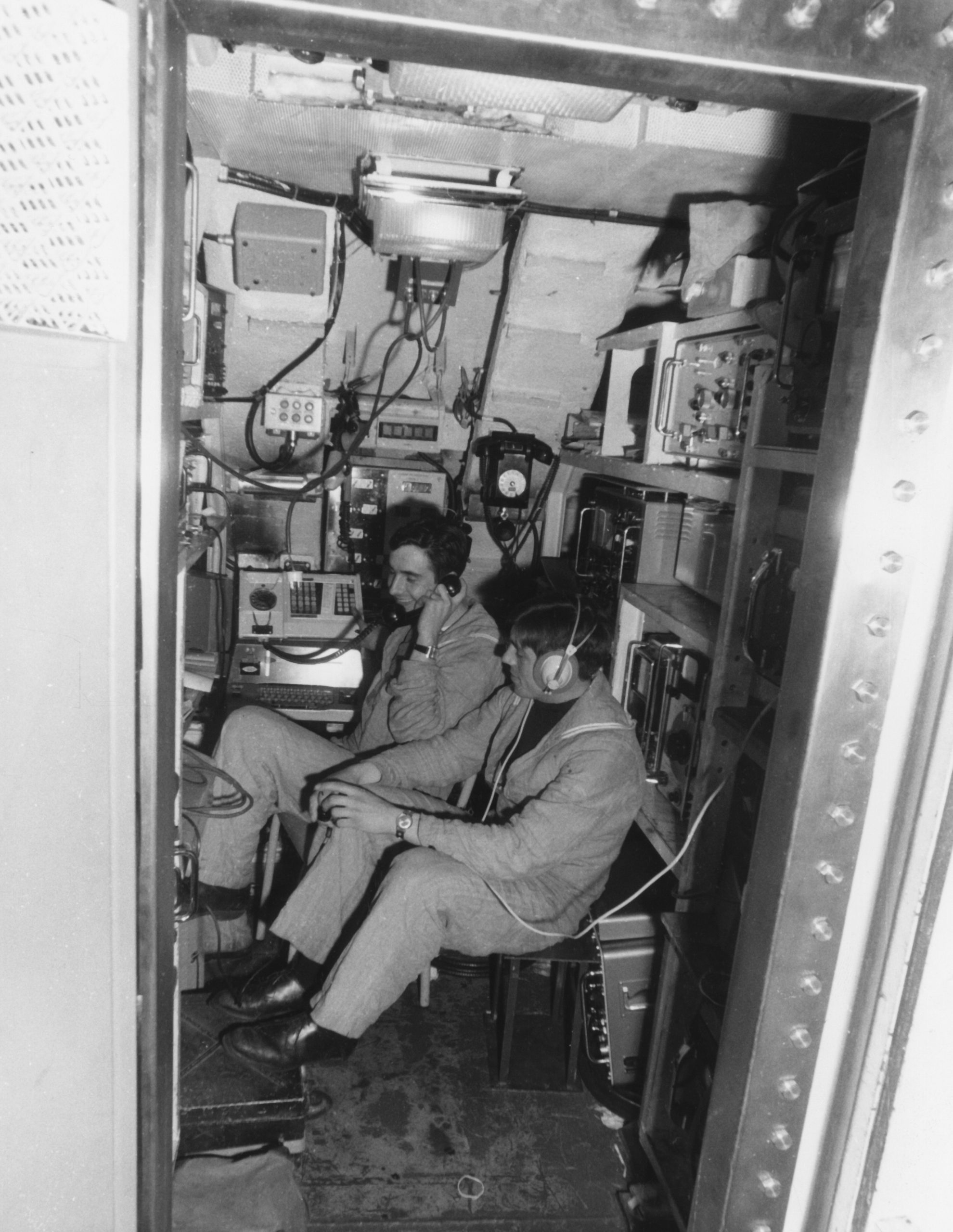 Les transmetteurs au PC radio dans le SNLE Le Redoutable © DCNS