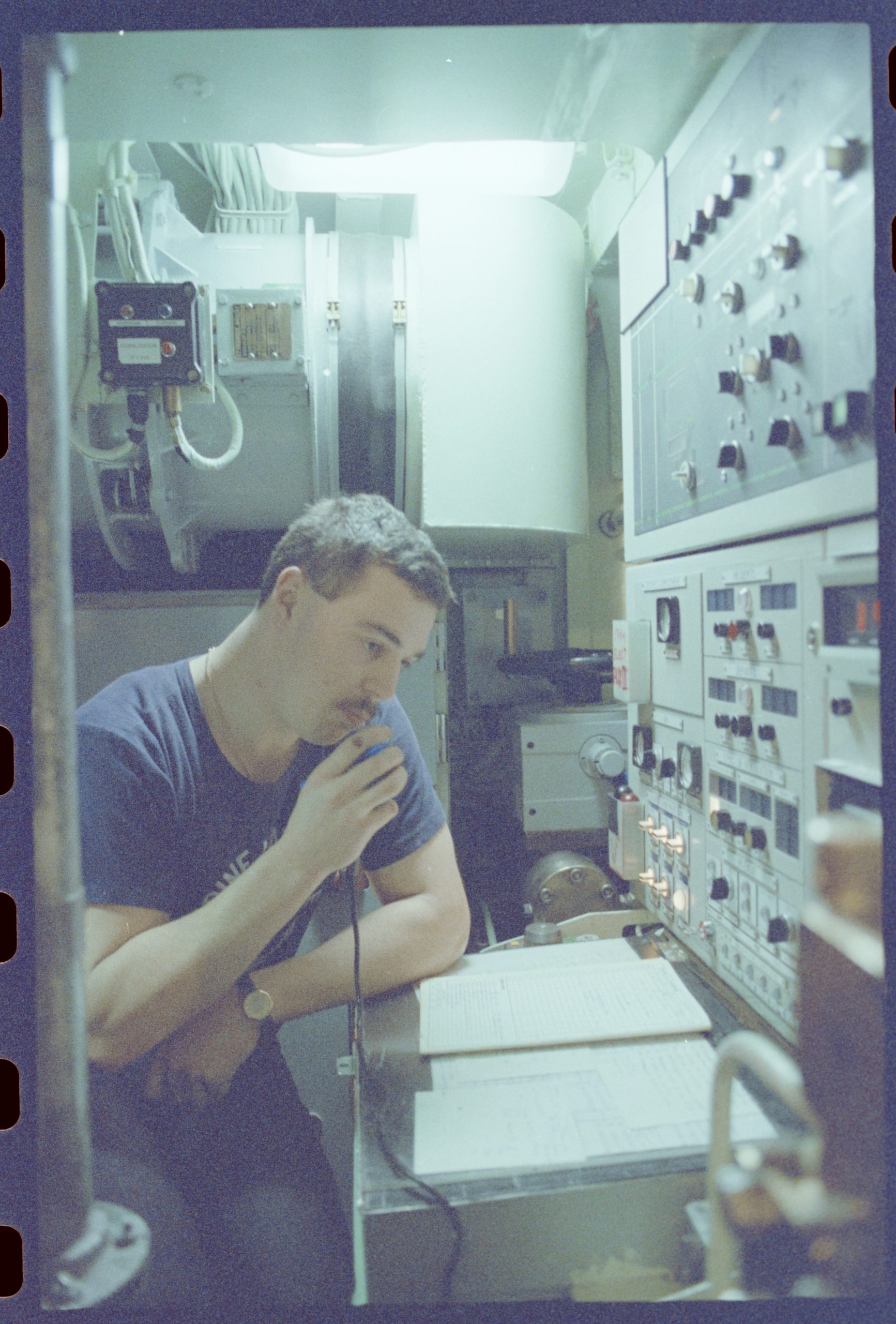 Un transmetteur est posté en permanence au PC radio (SNLE Le Terrible, 1985) © ECPAD