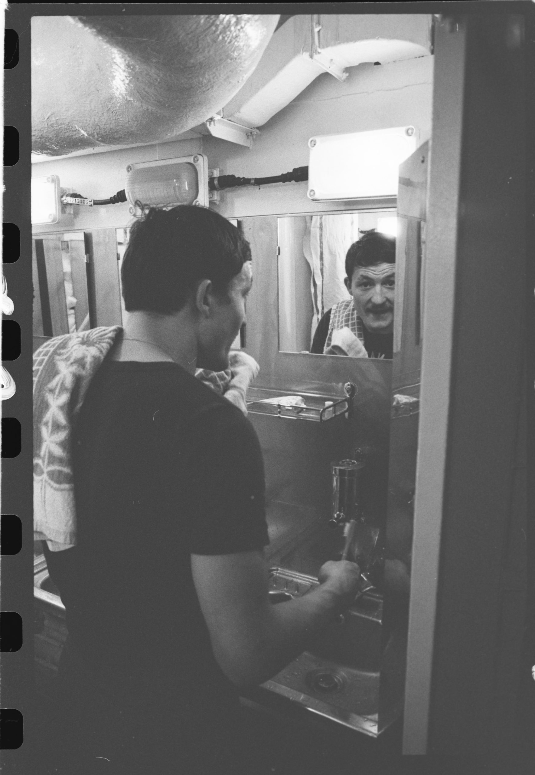 un sous-marinier fait sa toilette à bord du SNLE Le Tonnant (1980) © ECPAD