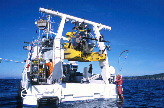 06Le-sous-marin-Remora-2000-est-mis-a-leau