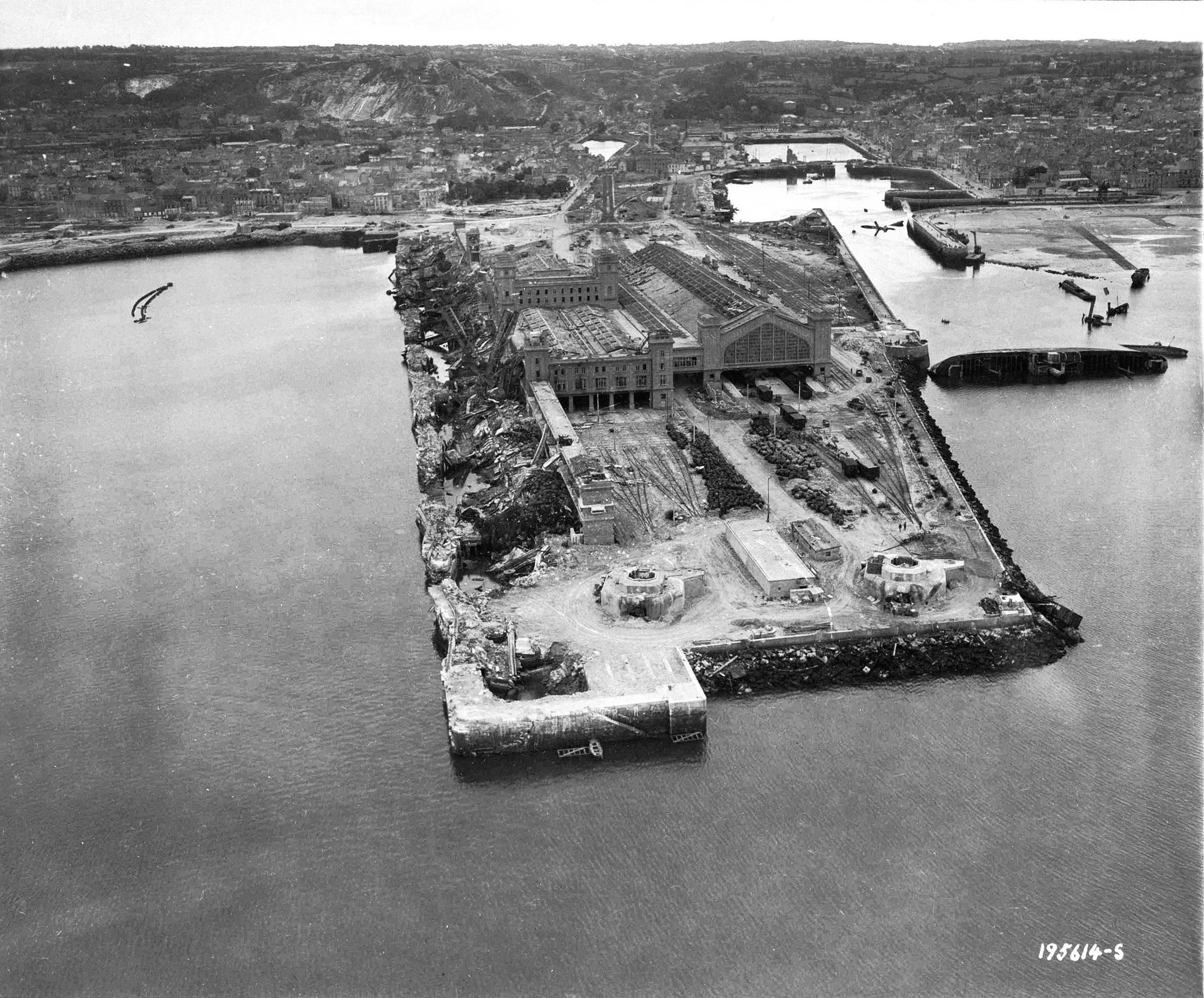 Vue aérienne de la Gare Maritime Transatlantique de Cherbourg en 1944 © NARA