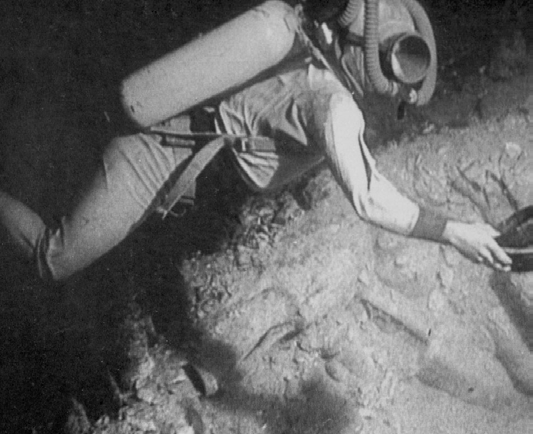 Scaphandrier ramassant des céramiques campaniennes dans les années 1950