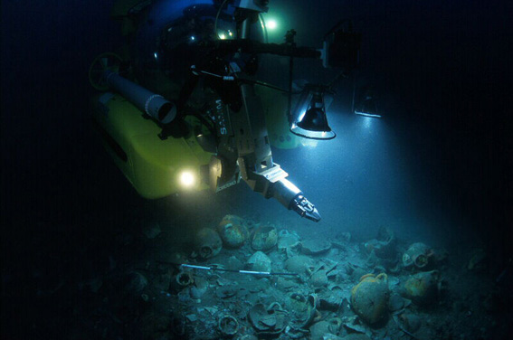 Le sous-marin Remora 2000 en plongée sur une épave étrusque au large de l’île de Porquerolles
