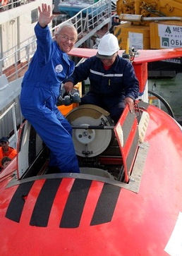 Anatoly SAGALEVICH sortant du Mir-1 après une plongée dans le lac Baïkal le 29 juillet 2008.