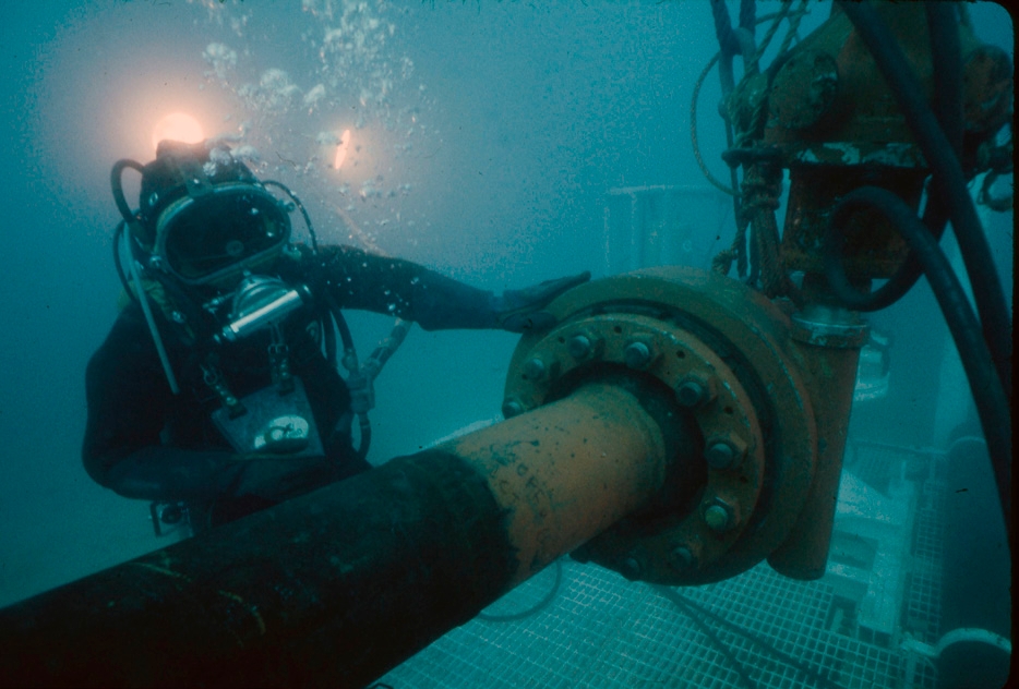1977, un plongeur travaillant sur un pipeline à 460 mètres de profondeur © Alain TOCCO, COMEX