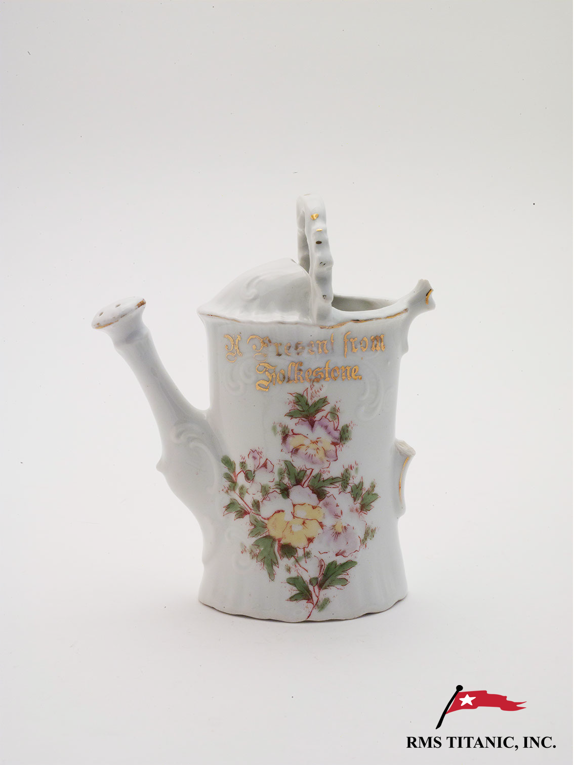 Petit arrosoir en porcelaine avec l’inscription « Souvenir de Folkestone » © RMS Titanic Inc