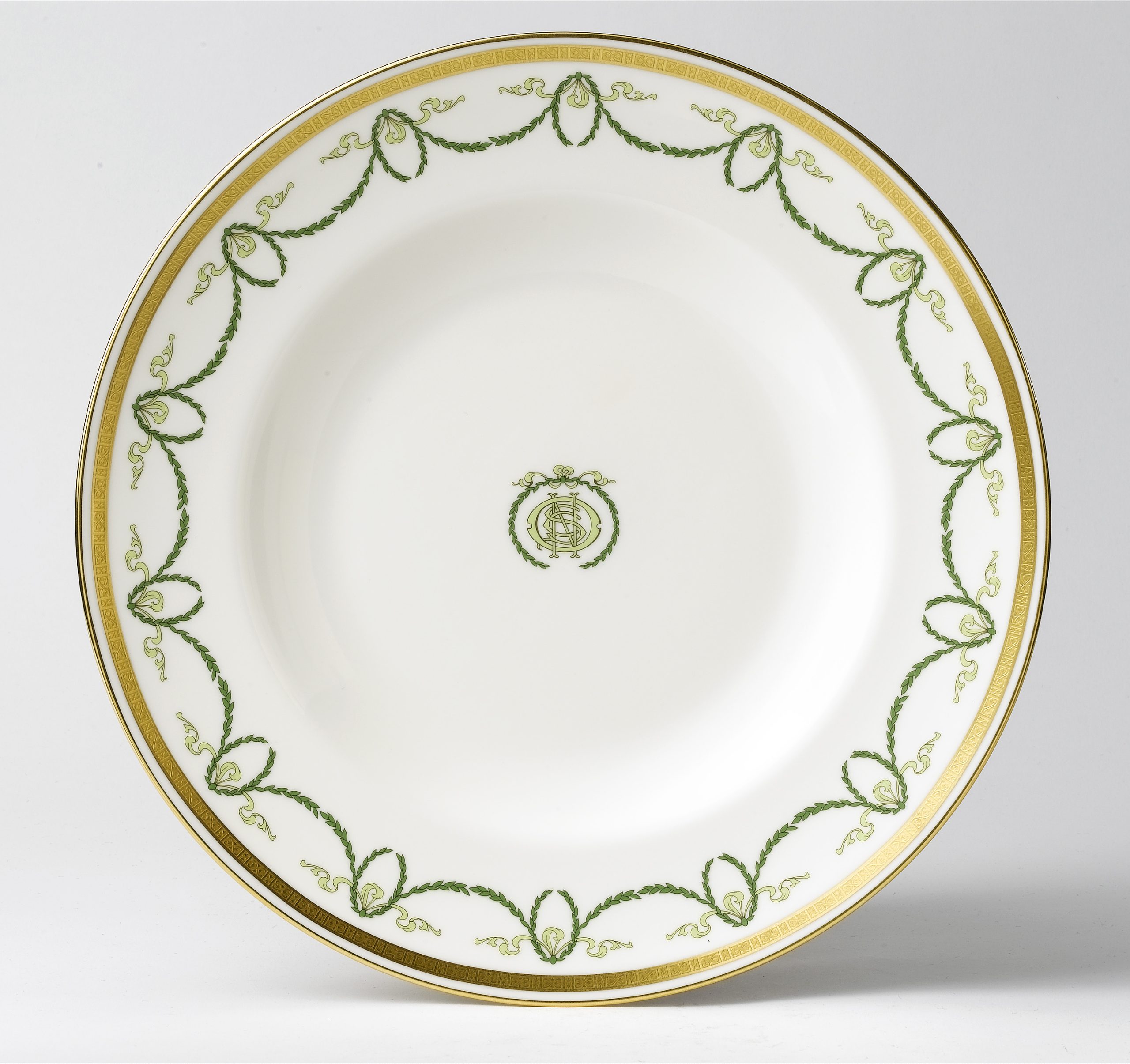 Assiette creuse en porcelaine_©The Royal Crown Derby Porcelain Company Limited