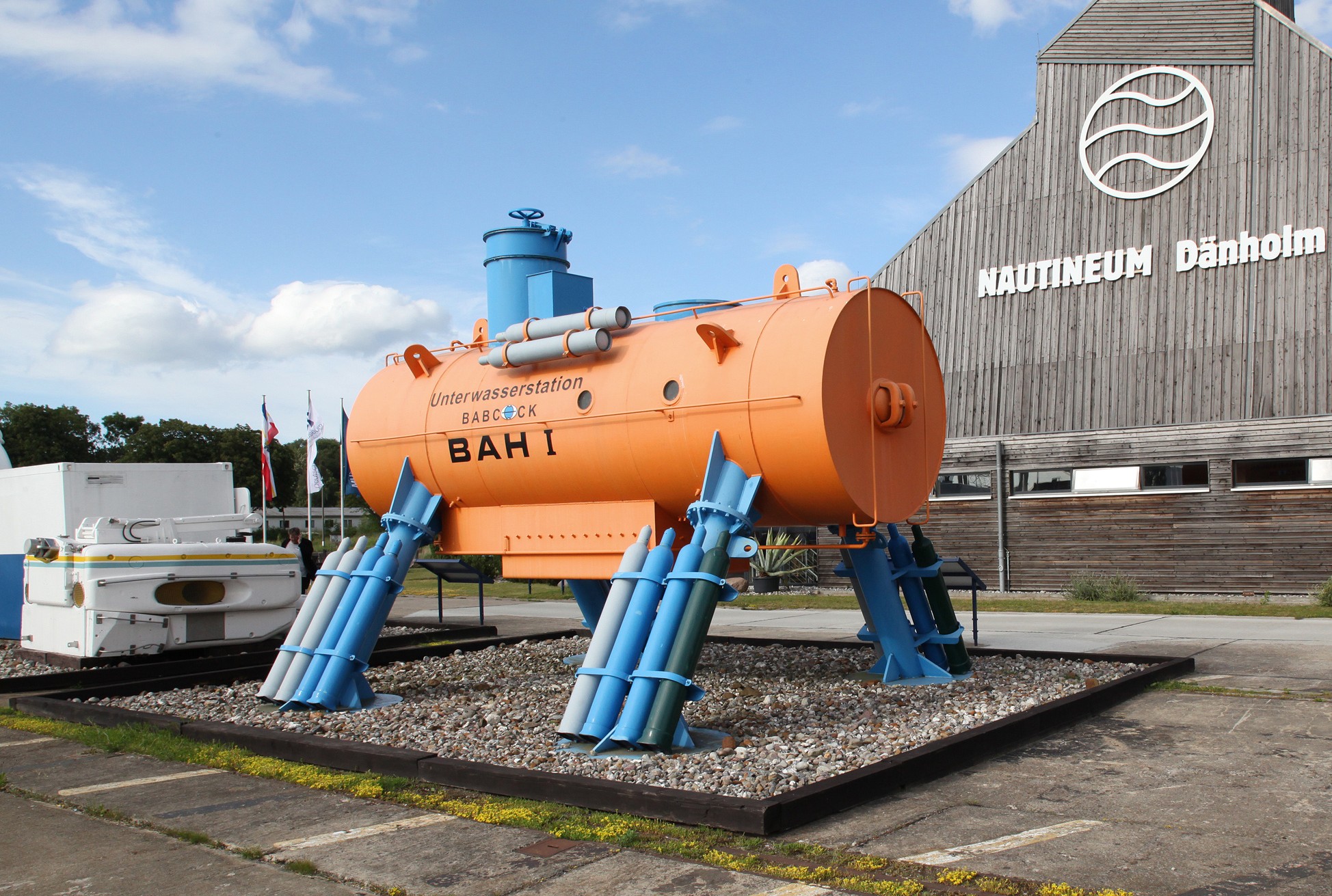 Die_Unterwasserstation_BAH1_vor_der_14_m_hohen_Bootshalle_im_NAUTINEUM-Copie