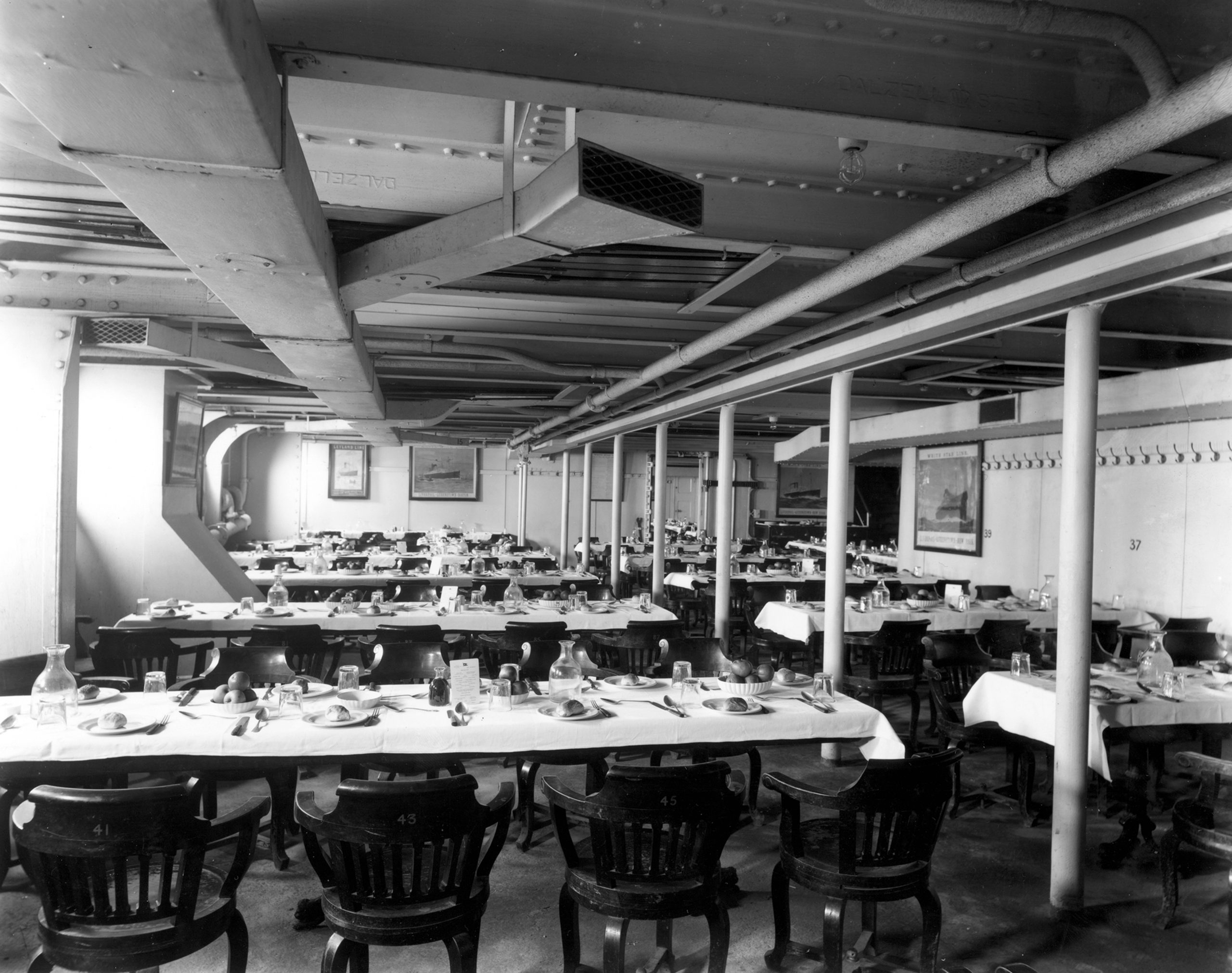 La salle à manger de 3e classe à bord de l’Olympic © BEVERIDGE, Collection « Titanic The Ship Magnificent »