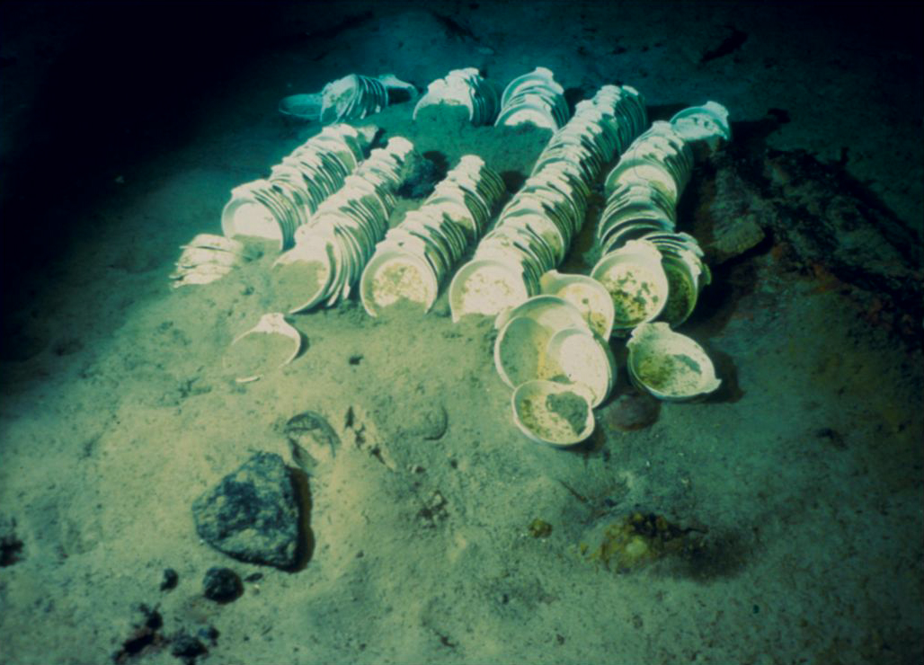 Vaisselle retrouvée dans le champ de débris de l'épave du Titanic