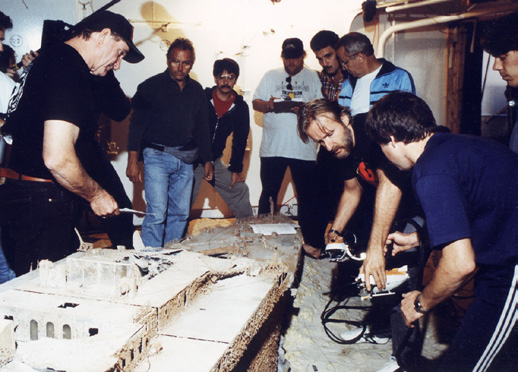 James CAMERON et le Dr Anatoly SAGALEVICH (sur sa droite) préparent, avec les équipes de tournage, une des plongées sur l’épave du Titanic.