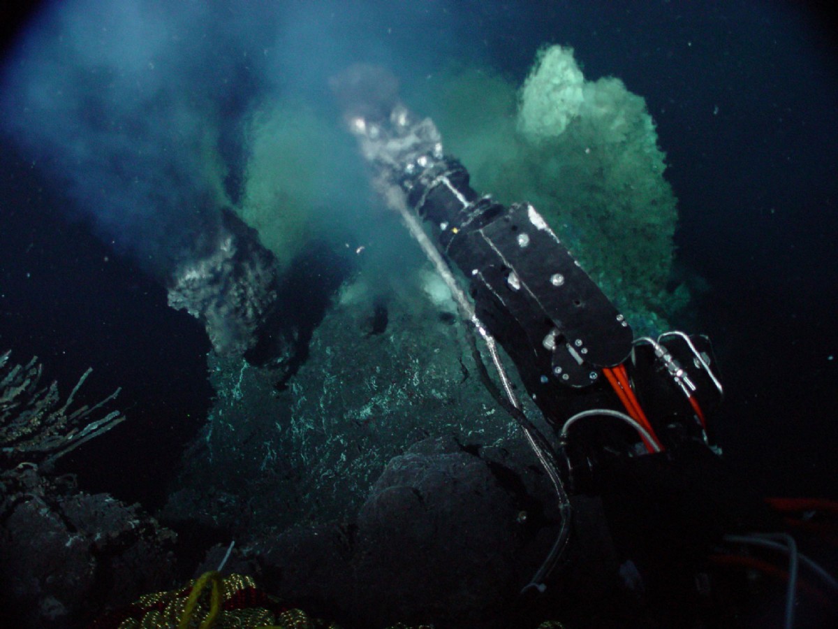 © NOAA (2)