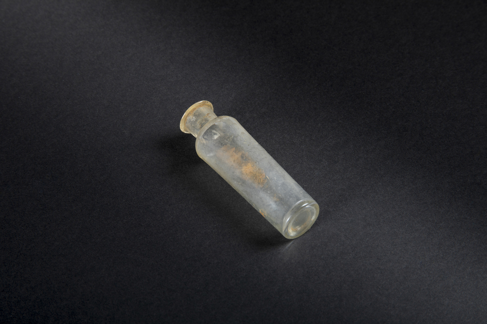 La Cité de la Mer Titanic 2025 2027_William HINE_Flacon en verre de parfum ou de médicament ©Handiprint