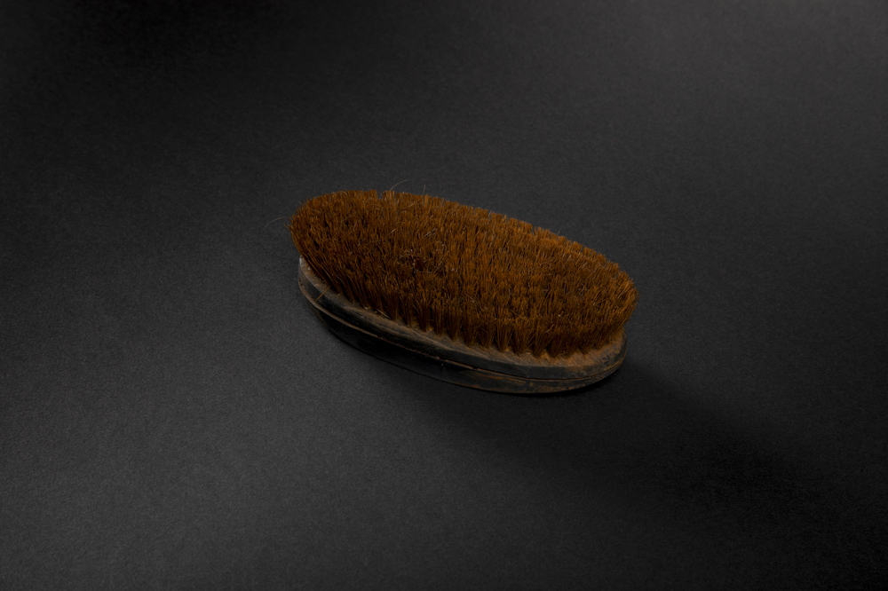 La Cité de la Mer Titanic 2025 2027_William HINE_Brosse à chaussures en bois ©Handiprint
