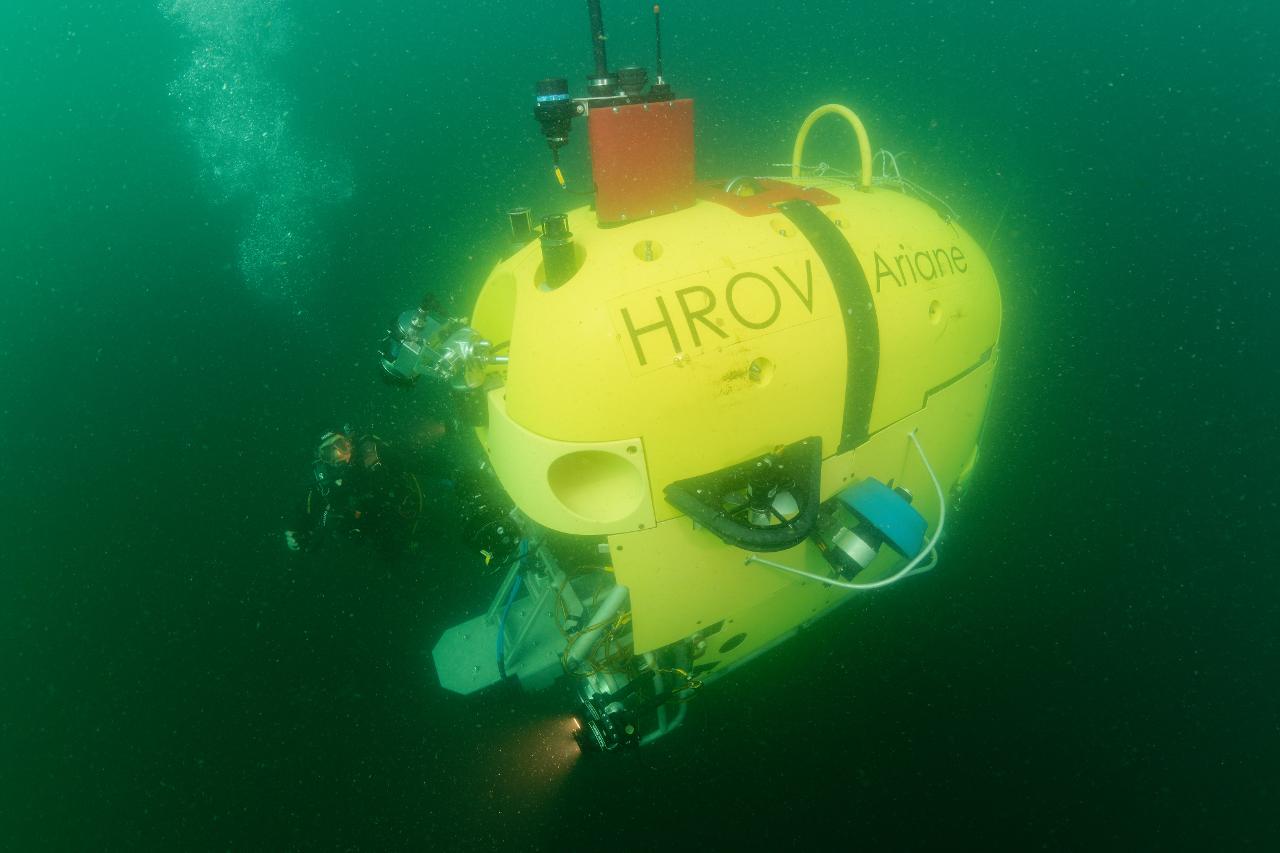 HROV Ariane -  Immersion dans la rade de Brest et plongeur en approche