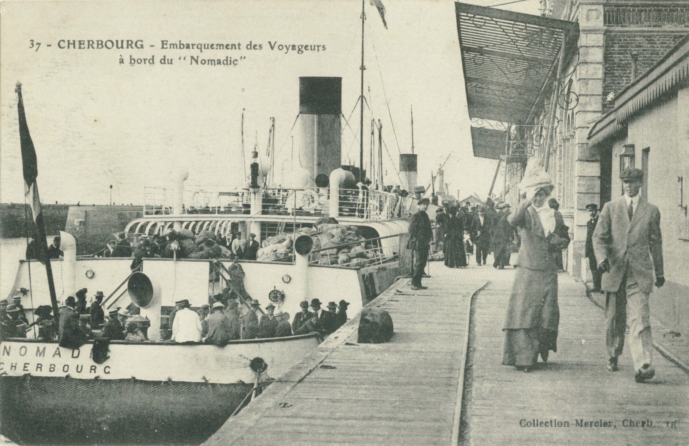 Embarquement des voyageurs à bord du Nomadic © Collection Jean PIVAIN