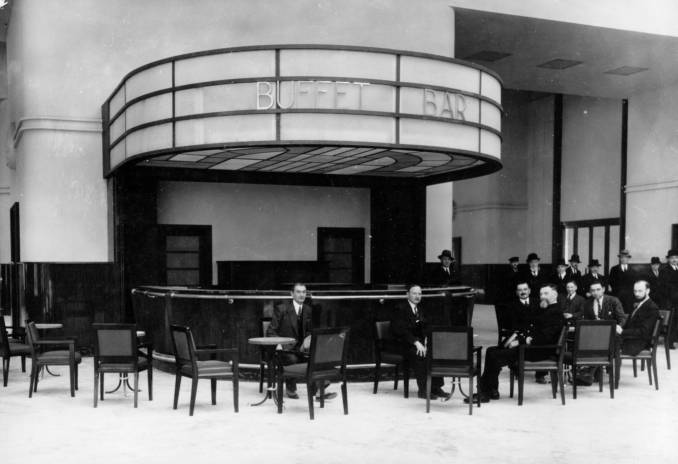 Buffet Bar dans le Pavillon central de la Salle des Pas Perdus© Collection CCI Ouest Normandie