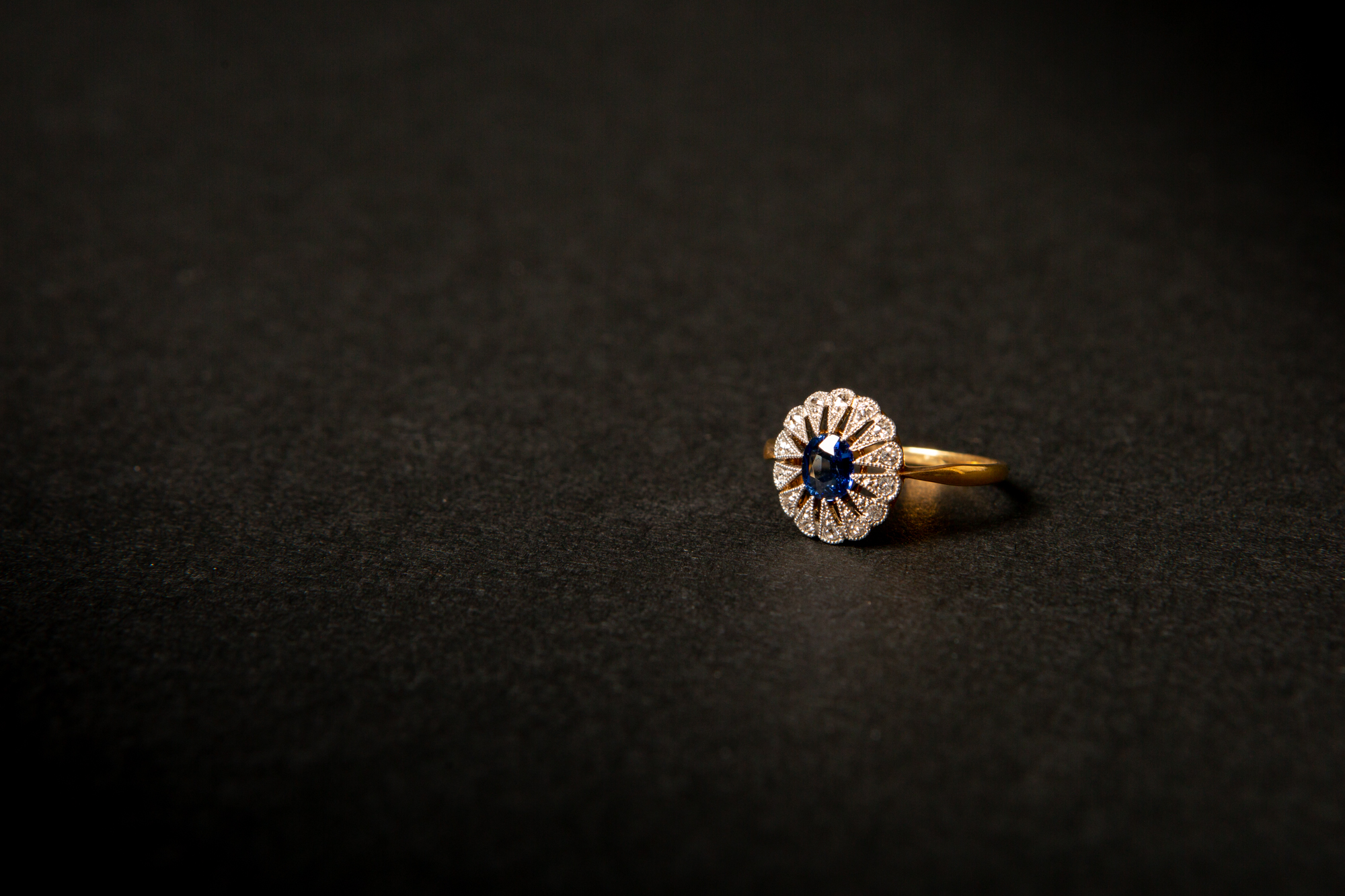 Bague marguerite ornée d’un saphir et de 14 diamants – Exposition 2021 © La Cité de la Mer -Lecaux Communication – Almodovar