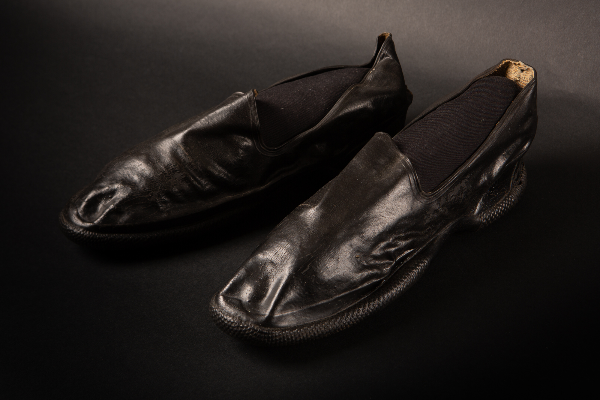 Chaussures de cérémonie en cuir pour homme – Exposition 2021 © La Cité de la Mer – Lecaux Communication – Almodovar