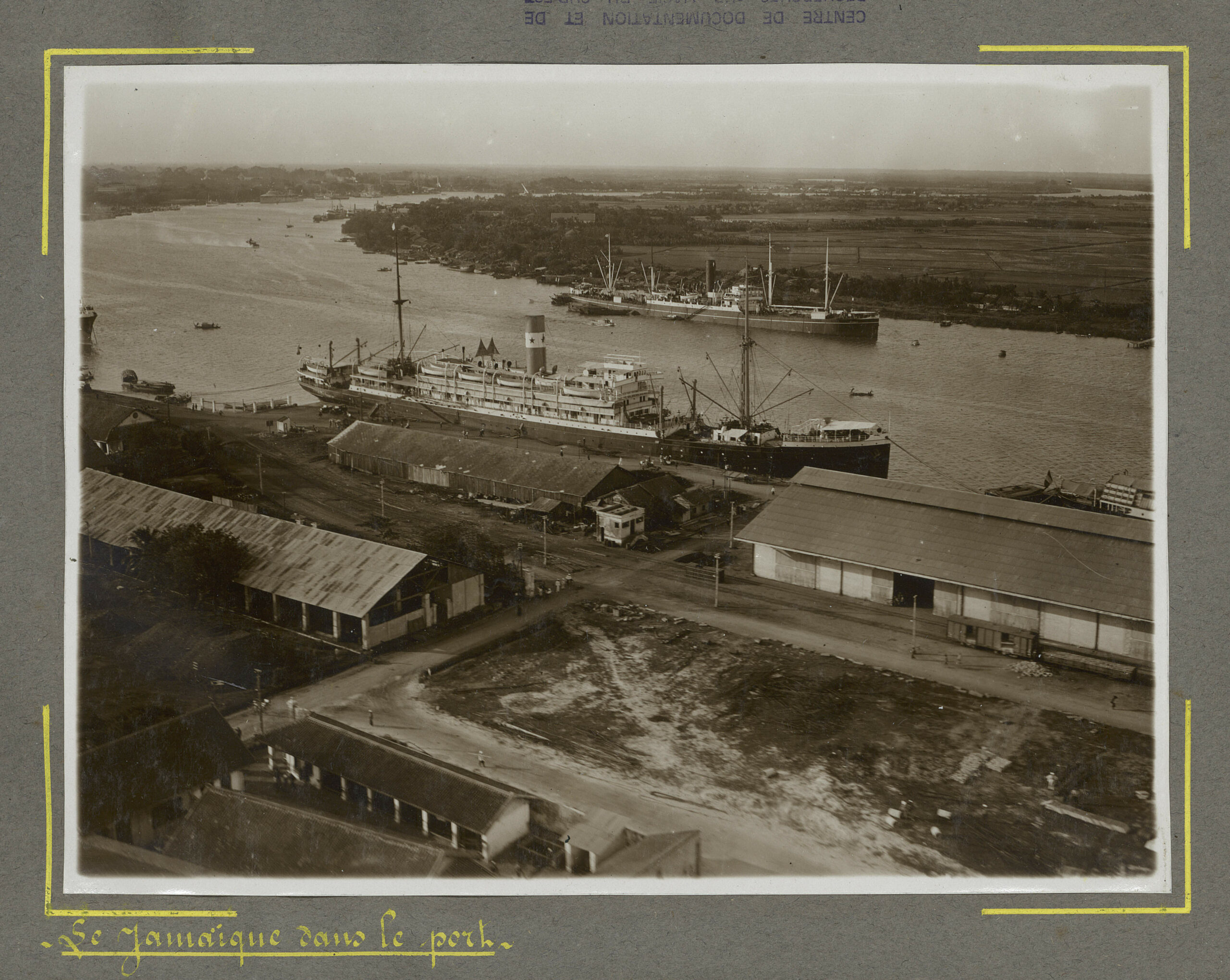 Vue aérienne du paquebot Jamaïque sur la rivière de Saigon. © Bibliothèque Numérique de l&rsquo;Université Côte d&rsquo;Azur