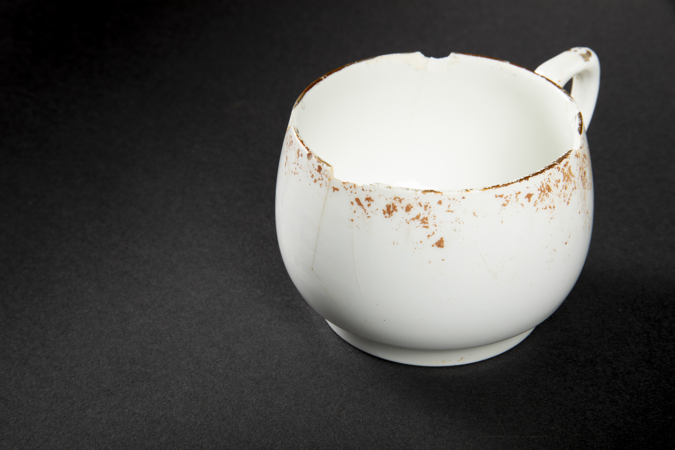Tasse à chocolat chaud en porcelaine 1e classe – Exposition 2025 – © Handiprint