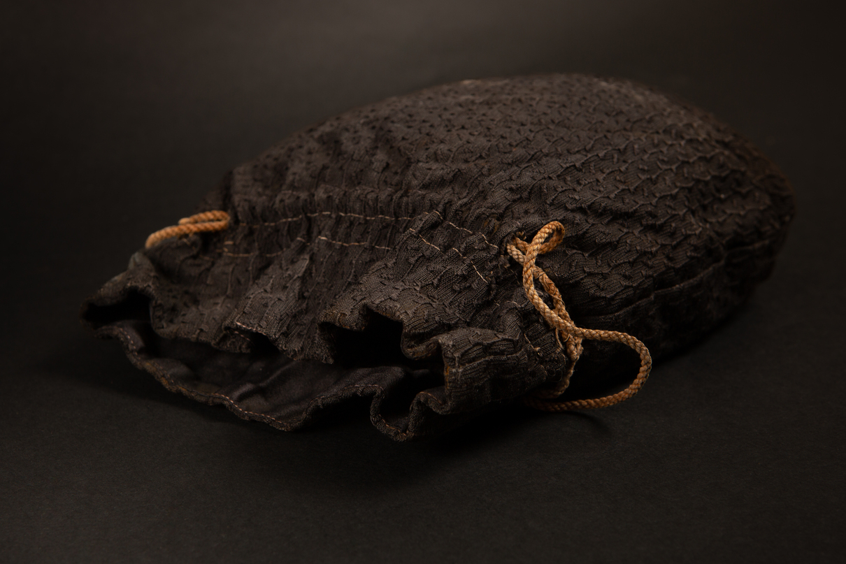 Bourse en tissu damassé – exposition 2023 © B Almodovar – HandiPrint