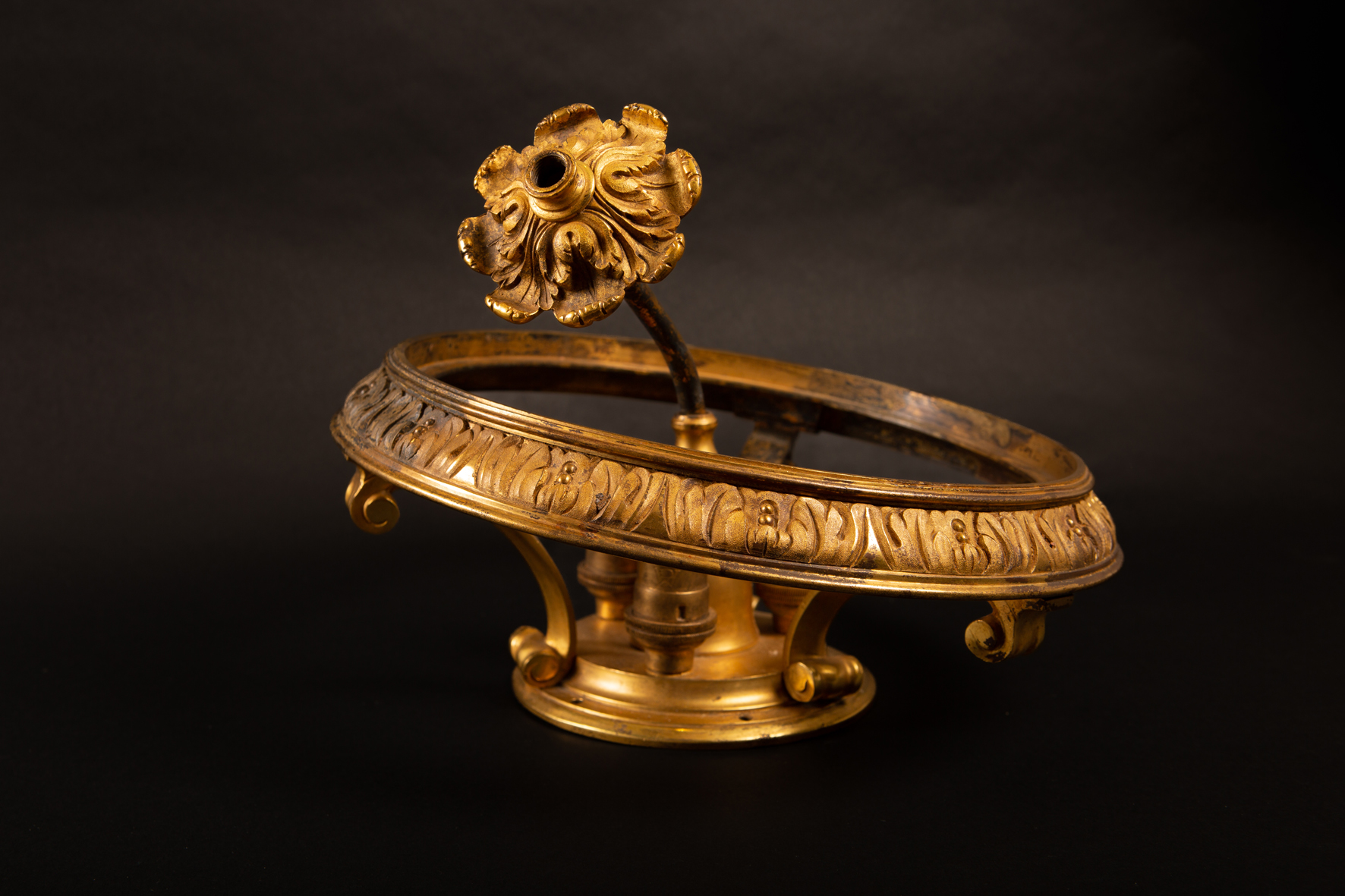 Lustre en métal du grand escalier – Exposition 2023 © B Almodovar – HandiPrint