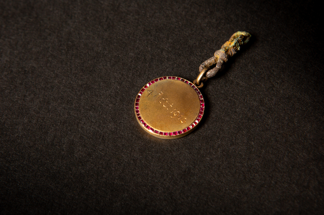 Pendentif cerclé de grenats – Exposition 2023 © B Almodovar – HandiPrint