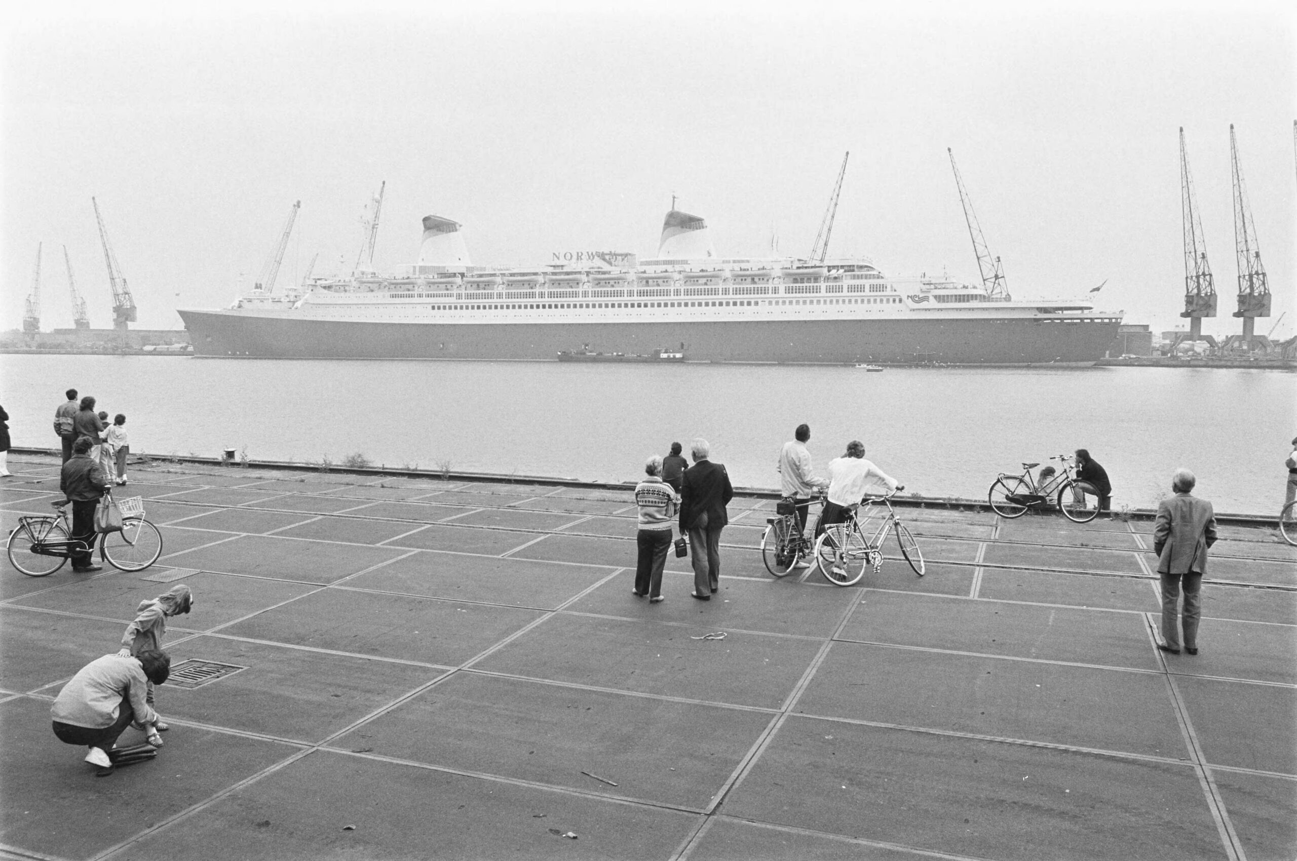 Le Norway – ex France – en escale à Amsterdam, 1984 © Archives nationales des Pays-Bas