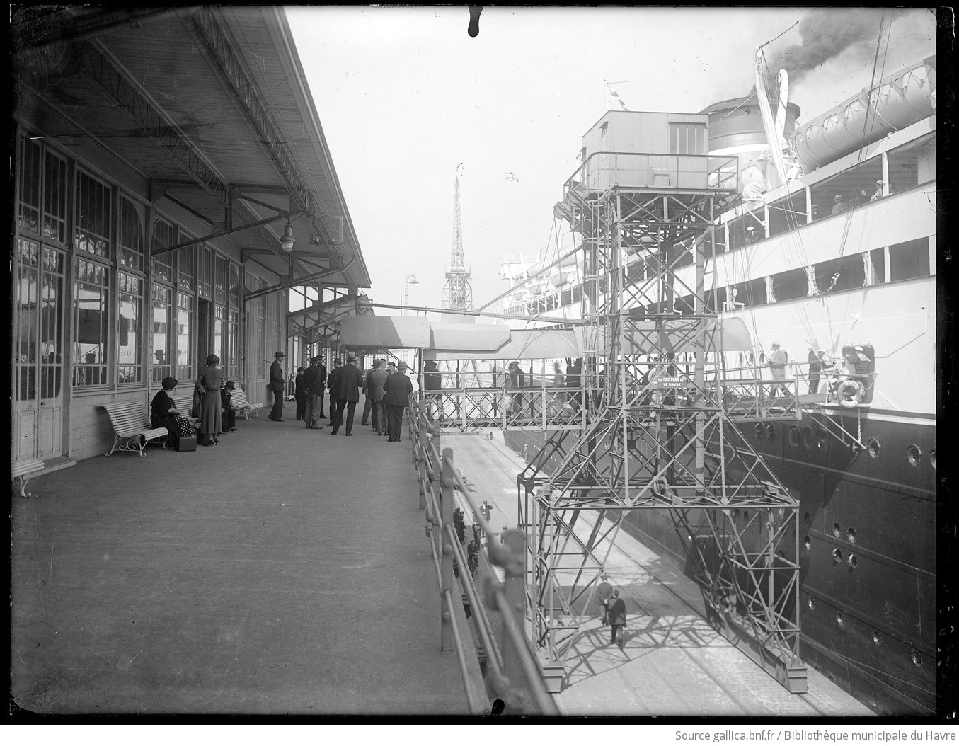 Passagers débarquant d'un paquebot de la Compagnie générale transatlantique au quai d'Escale, port du Havre ©  gallica.bnf.fr / BnF