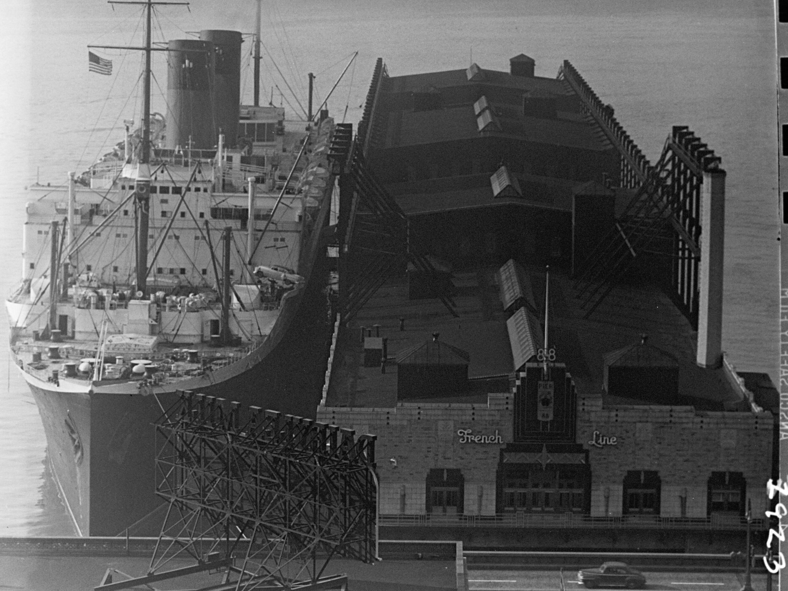 L&rsquo;Île-de-France à quai à New York, 1953 © Courtesy of the Municipal Archives, City of New York
