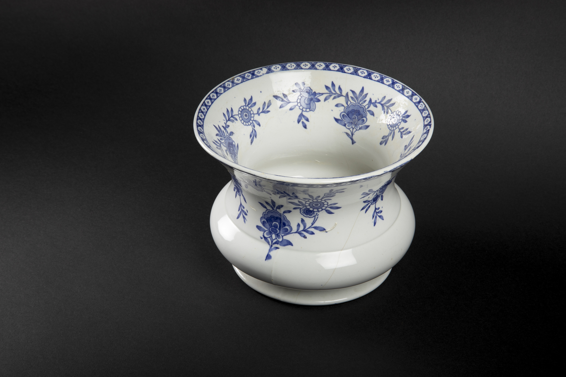 Pot de fleur en faïence de Delft – Exposition 2025 © La Cité de la Mer HandiPrint