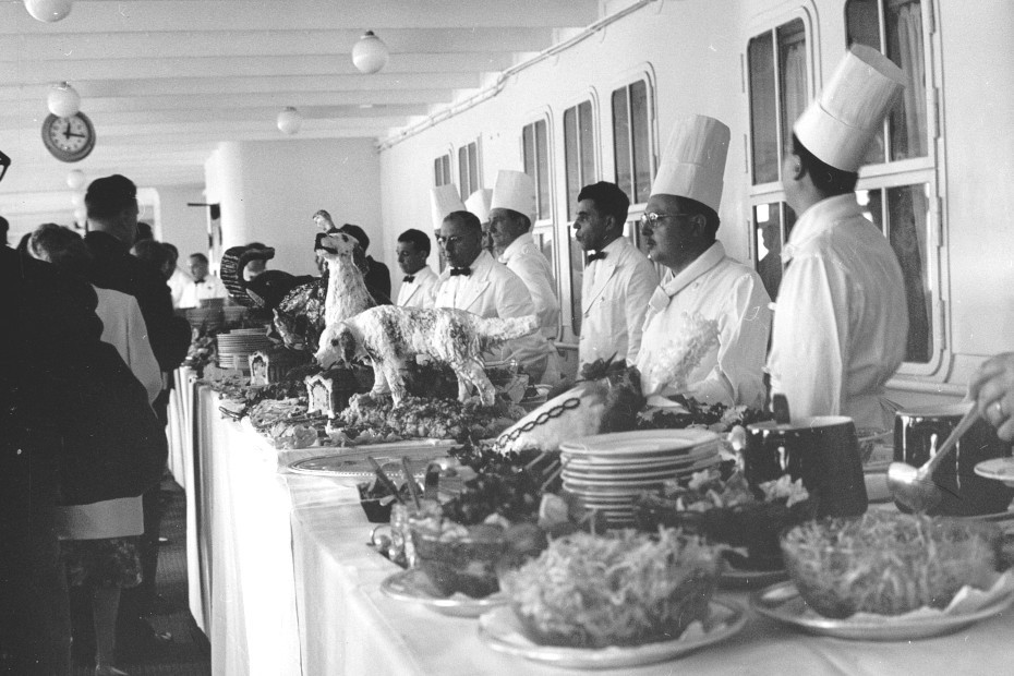 Buffet servi à bord du France © ADLA 44