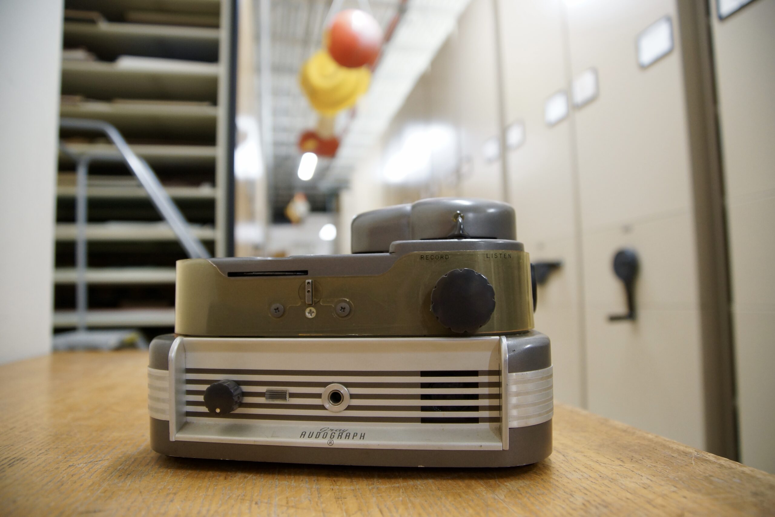 Gray Audograph : Les sons émis par les baleines à bosse en 1949 ont été enregistrés sur un Gray Audograph, un appareil de dictée de bureau qui gravait le son sur de minces disques en plastique, et ont probablement été enregistrés à l&rsquo;aide de la « valise » du WHOI, l&rsquo;un des premiers systèmes expérimentaux d&rsquo;enregistrement acoustique sous-marin. © WHOI