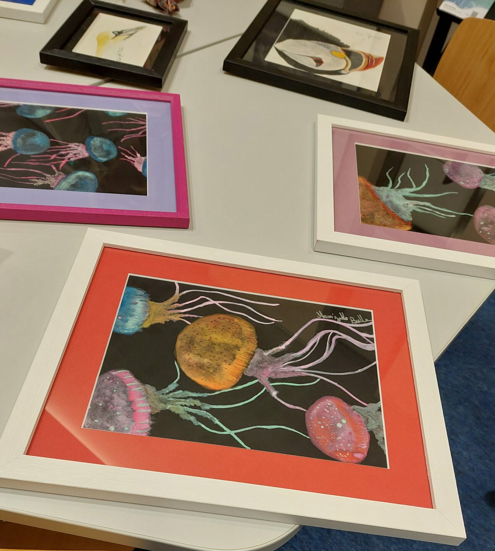 L&rsquo;artiste Mam’zelle Bulle expose à la Médiathèque de La Cité de la Mer ses aquarelles sur le thème de la mer et ses peintures sur boîtes de sardines recyclées.
