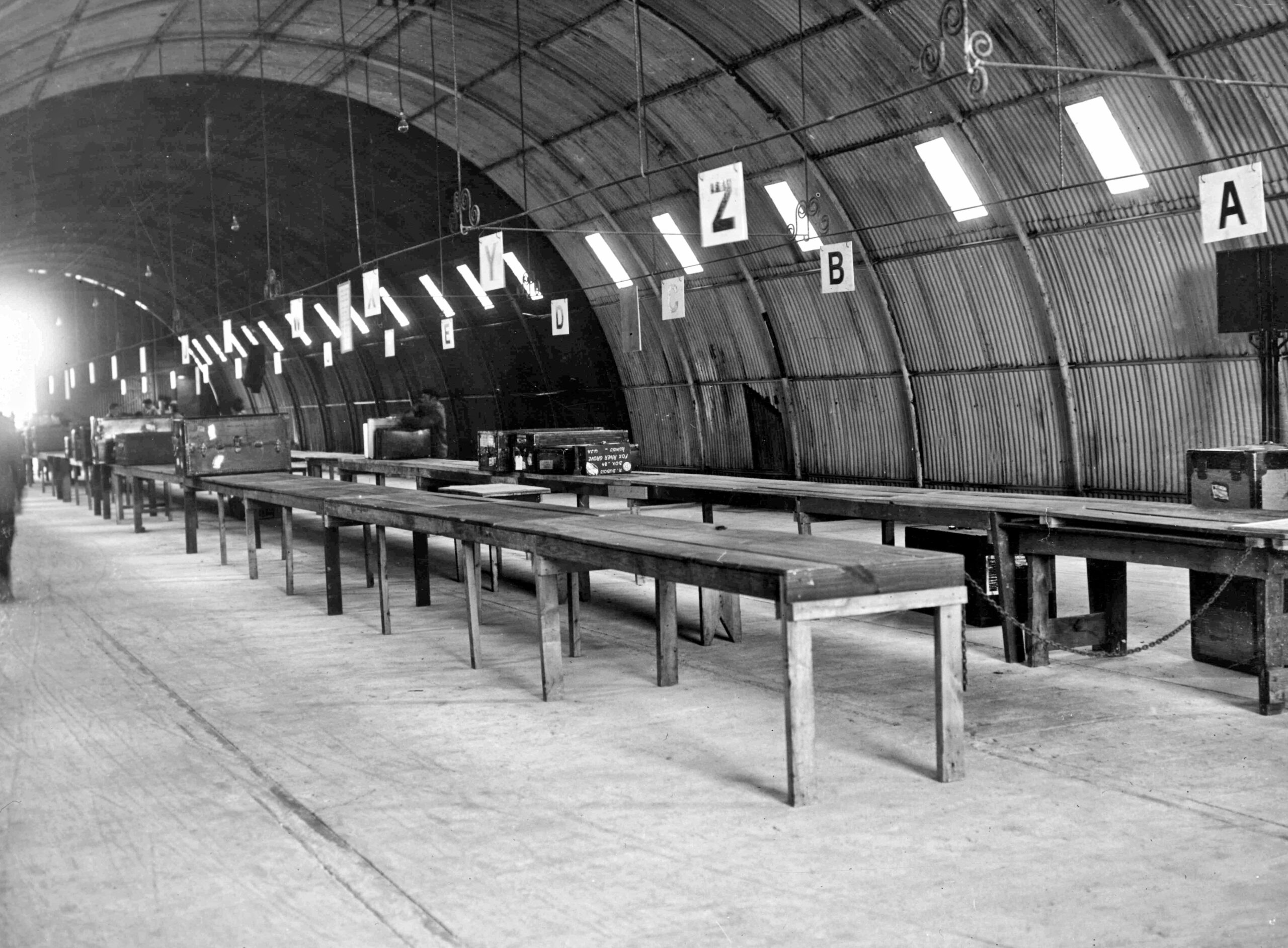 Tente métallique faisant office de gare maritime © Collection CCI Ouest Normandie