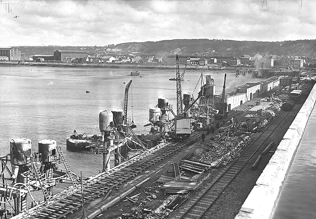 Caissons de construction du Quai deFrance en 1930 © CCI Ouest Normandie
