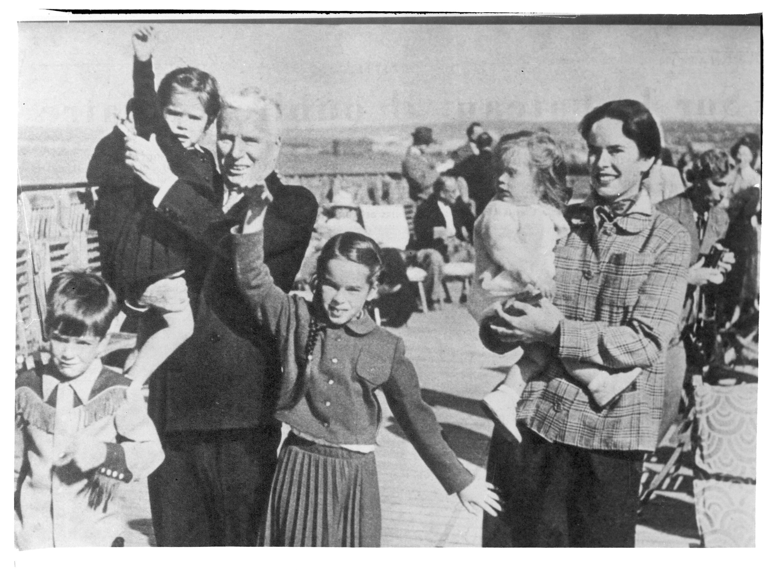 1952, Charlie CHAPLIN et sa famille à bord du Queen Elizabeth © Photo Jean-Marie LEZEC