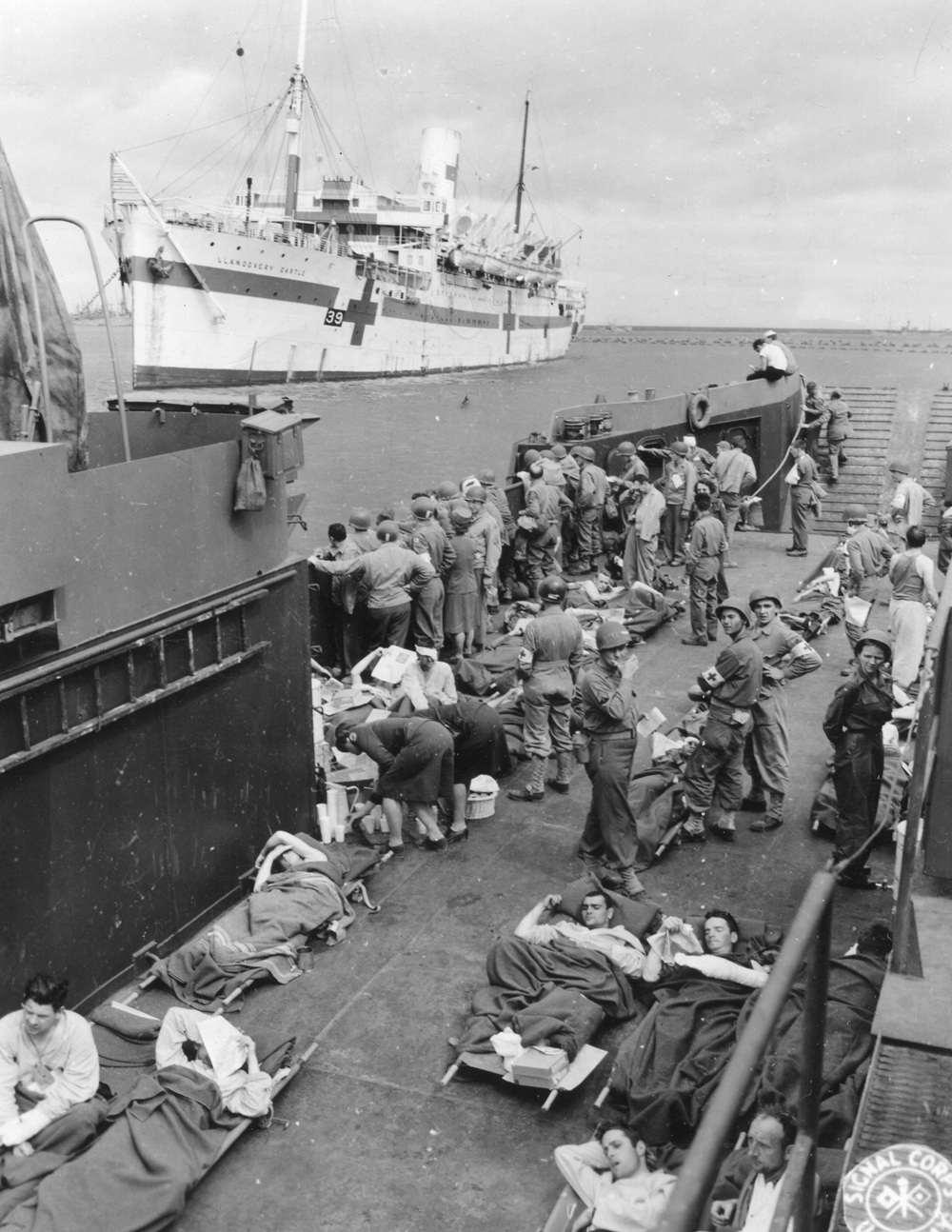 Navire hôpital arrivant au Quai de France © NARA
