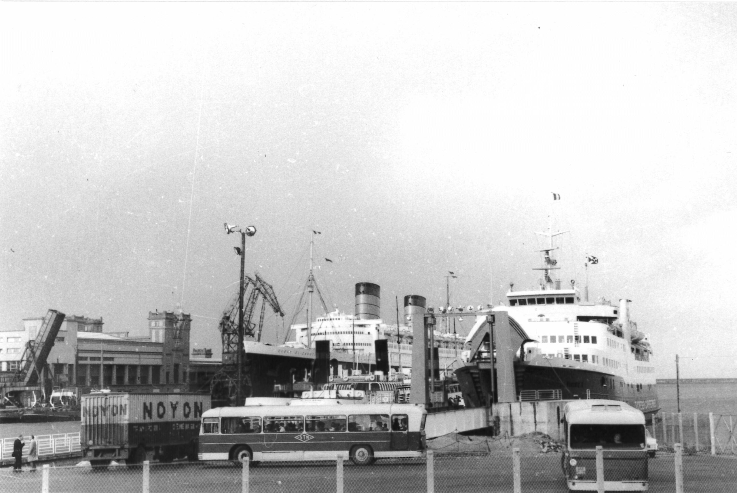 1966, le Queen Elizabeth et un ferry en escale © Photo Jean-Marie LEZEC
