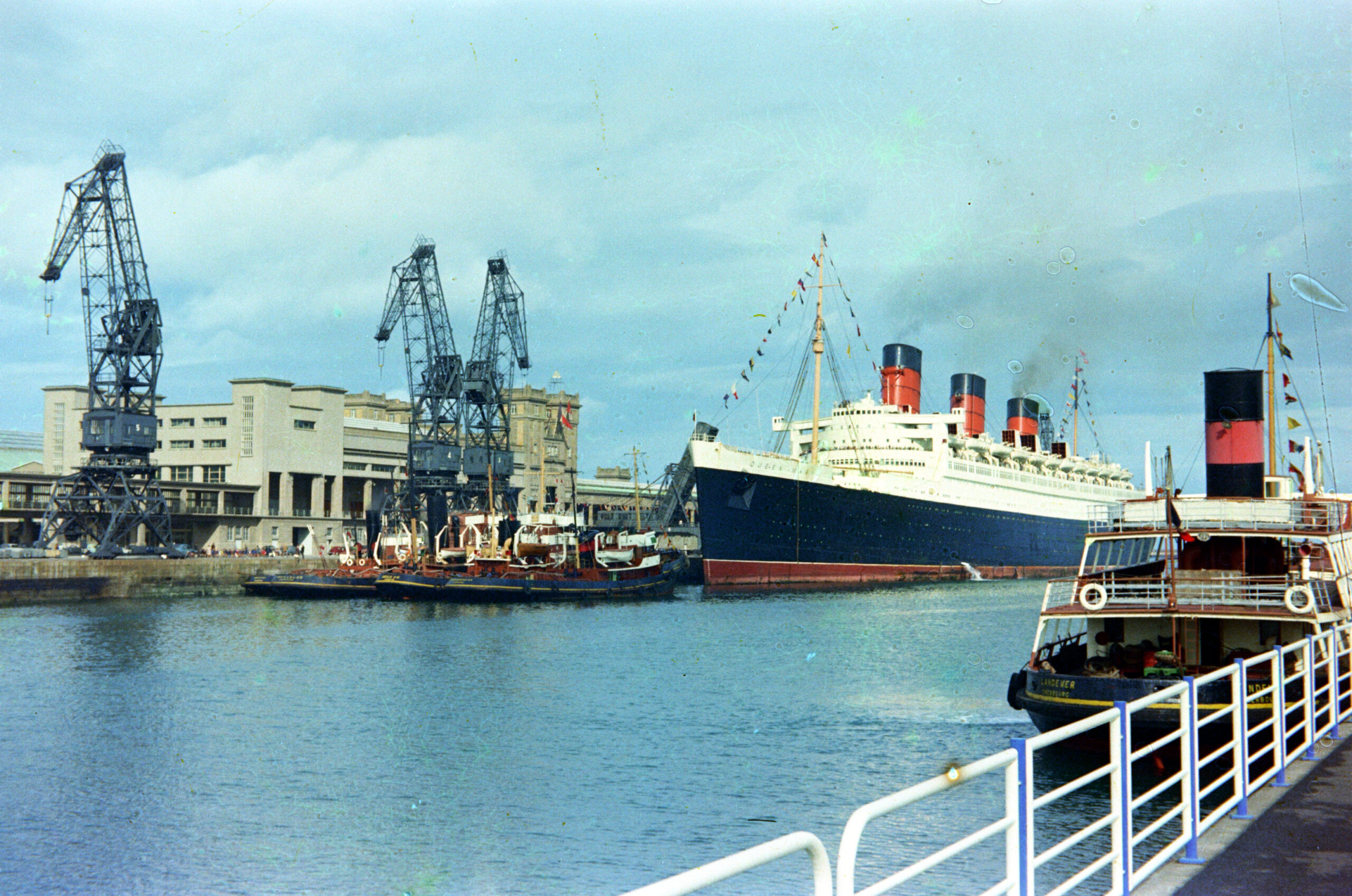 1967, dernière escale du Queen Mary à Cherbourg © La Cité de la Mer – Collection D. GALBADON