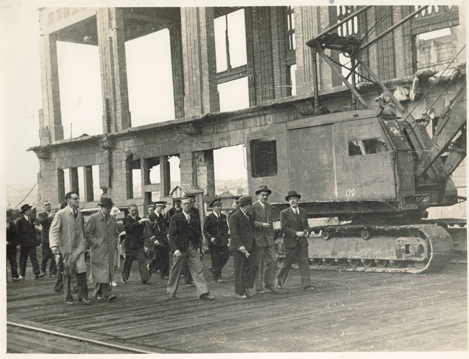1946, le Ministre Jules MOCH visite la Gare Maritime Transatlantique © Collection CCI Ouest Normandie
