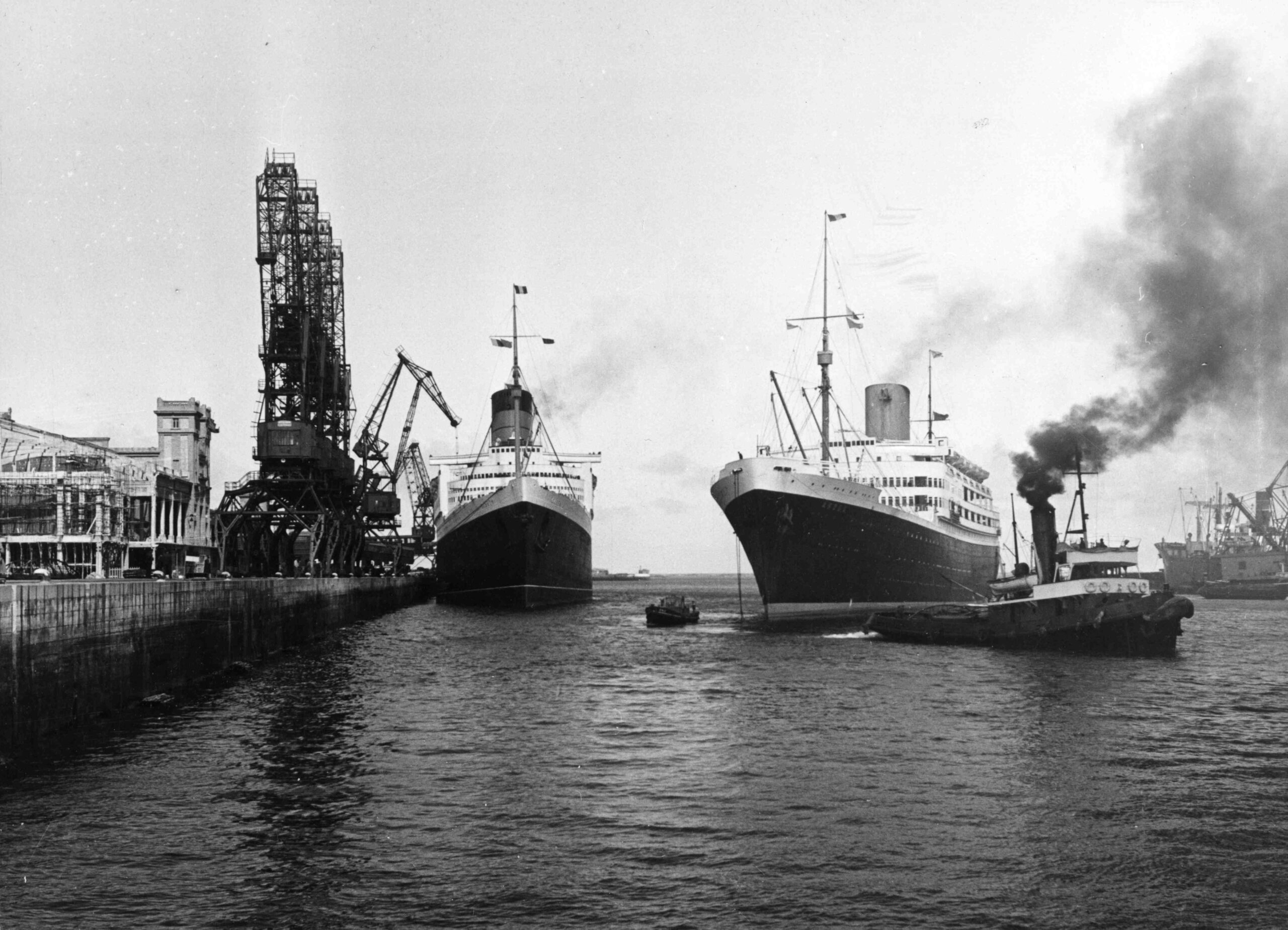 Le Queen Elizabeth et l&rsquo;Andes en escale au Quai de France en 1952 © Collection CCI Ouest Normandie