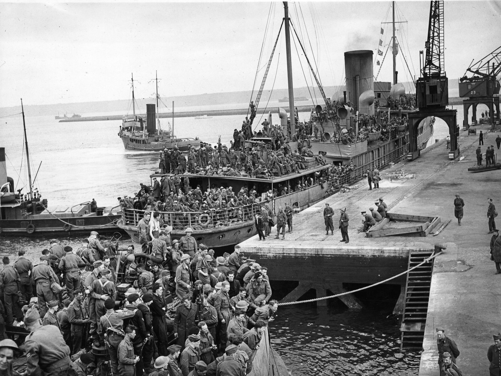 1940, les soldats britanniques quittent Cherbourg © Bibliothèque Jacques Prévert – Ville de Cherbourg-en-Cotentin