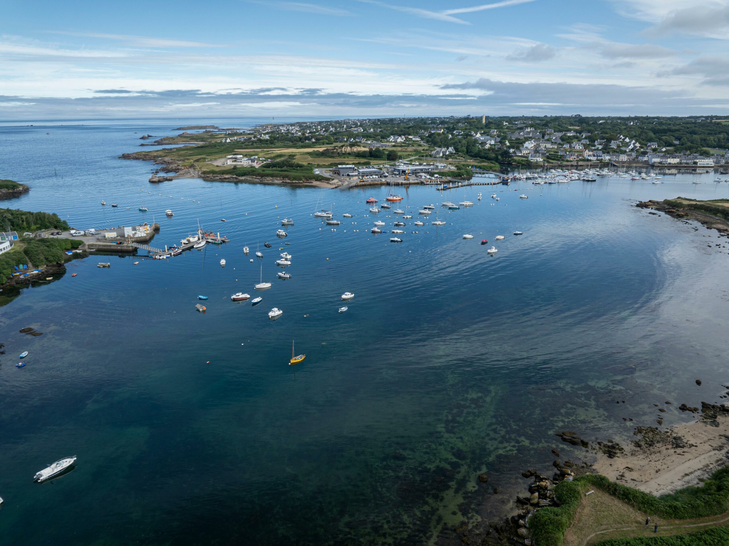 Lesbats Stephane (2026). Vue aérienne de l&rsquo;estuaire de la rivière Ildut avec les villages de Lanildut et Porscav en arrière plan. Ifremer. https://image.ifremer.fr/data/01070/118113/