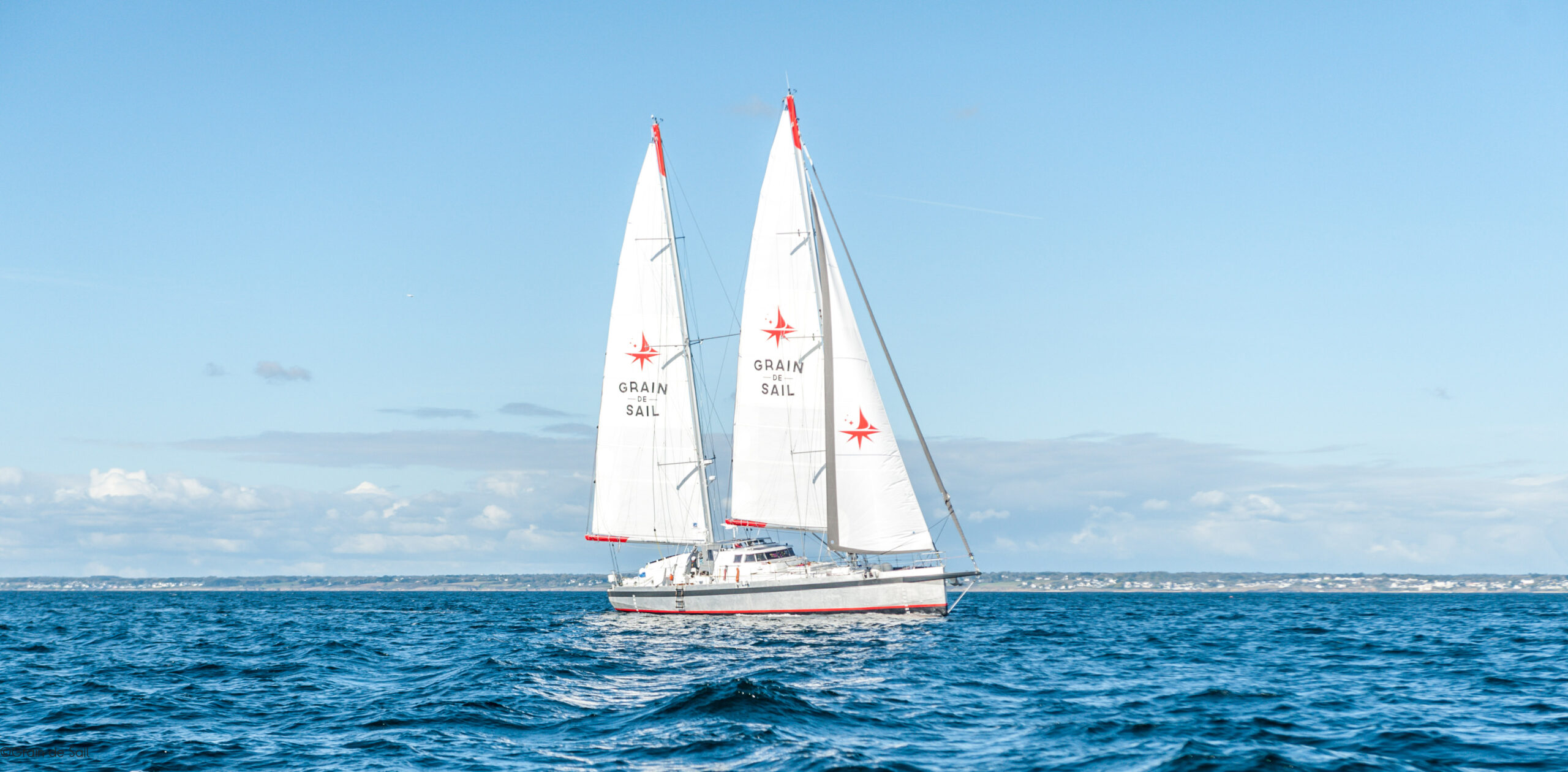 Le voilier-cargo Grain de Sail en baie de Saint-Malo.