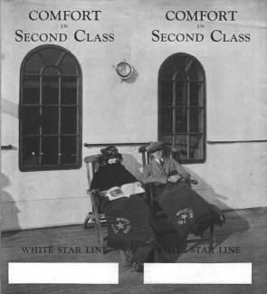 Brochure de la White Star Line : Deux passagers de 2e classe assis sur des chaises longues © Collection "Titanic-The Ship Magnificent"