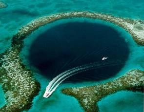 Le Grand Trou Bleu est un cénote sous-marin situé au large de la côte du Belize, en Amérique centrale © U.S. Geological Survey (USGS)